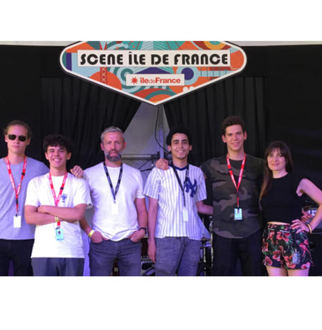 De gauche à droite : Antoine Théveny (directeur artistique musical de NTFG), Alexis Rey-Millet, Emmanuel Brossard (directeur de l’ECLA), Yanis Salomon, Maël Warneck (cofondateur et secrétaire général artistique de NTFG) et Gwenaelle Kerboul (responsable Projets et développement à Rock en Seine).